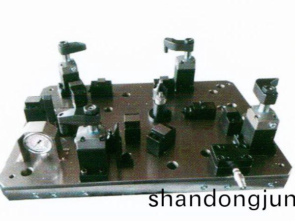 齒(chi)輪室(shi)罩(zhao)蓋(gai)液壓裌具(ju)